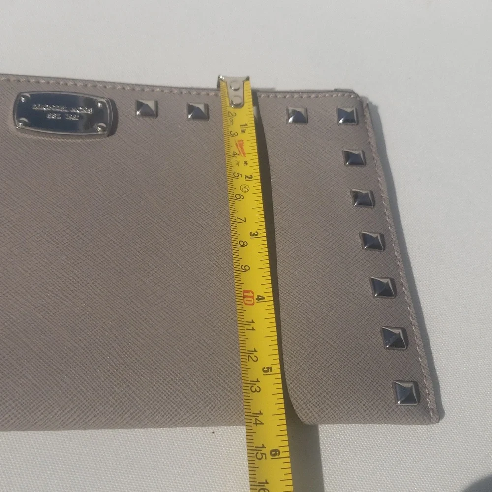💜Michael Kors Gray Studded Wristlet